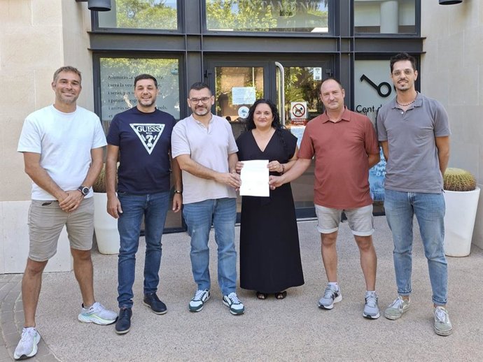 En el centro, el alcalde de Compromís en Els Poblets, José Luis Mas, y la edil socialista Eva Candel