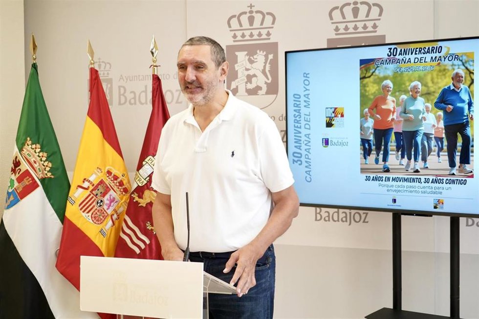 El concejal Juancho Pérez presenta la XXX Campaña de Atención al Mayor del Ayuntamiento de Badajoz.