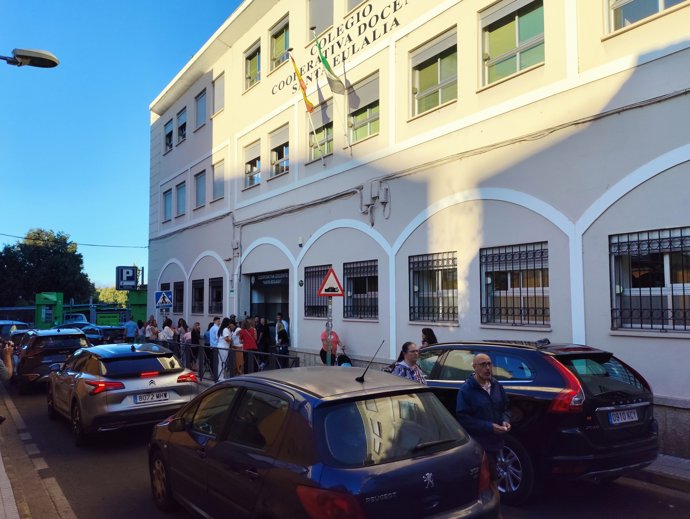 Entrada a un colegio de Mérida el primer día del curso escolar.