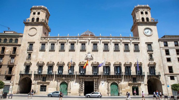 Archivo - Fachada del Ayuntamiento de Alicante