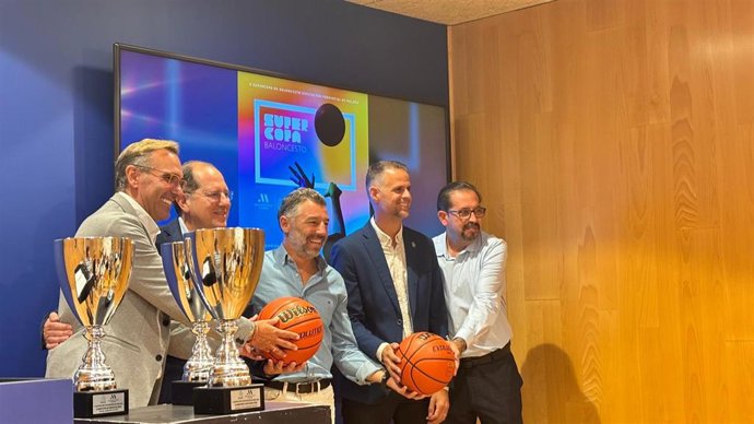 El diputado de Deportes, Juan Rosas; el vicepresidente de la Federación Andaluza de Baloncesto y delegado en Málaga, Ricardo Bandrés; los ediles de Rincón de la Victoria,; Fuengirola, Julio Rodríguez; y Alhaurín de la Torre; y representantes de clubes