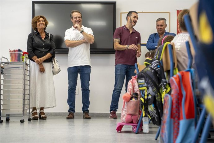 El alcalde de Mairena del Aljarafe, en uno de los colegios tras el inicio este miércoles del curso escolar en las etapas de Infantil y Primaria.