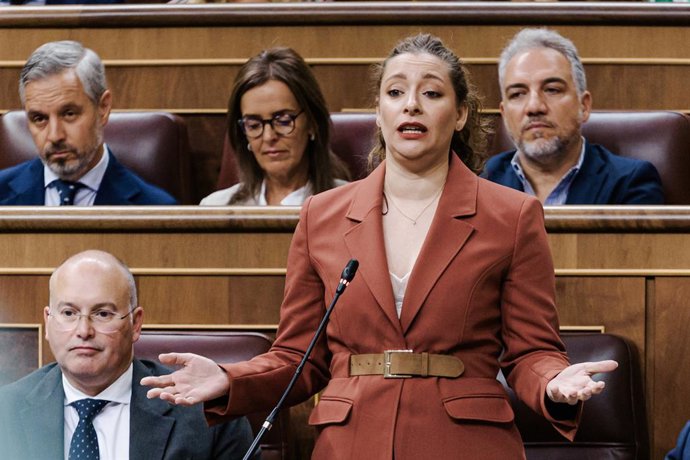 A porta-voz do PP no Congresso, Ester Muñoz, intervém durante uma sessão plenária no Congresso dos Deputados, em 10 de setembro de 2025, em Madri (Espanha). A sessão plenária do Congresso debate e vota as emendas de totalidade que o PP, a Vox e a Junts ap