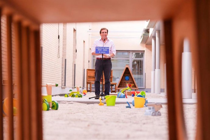 Archivo - El alcalde de Madrid, José Luis Martínez-Almeida, en una escuela infantil de Villa de Vallecas