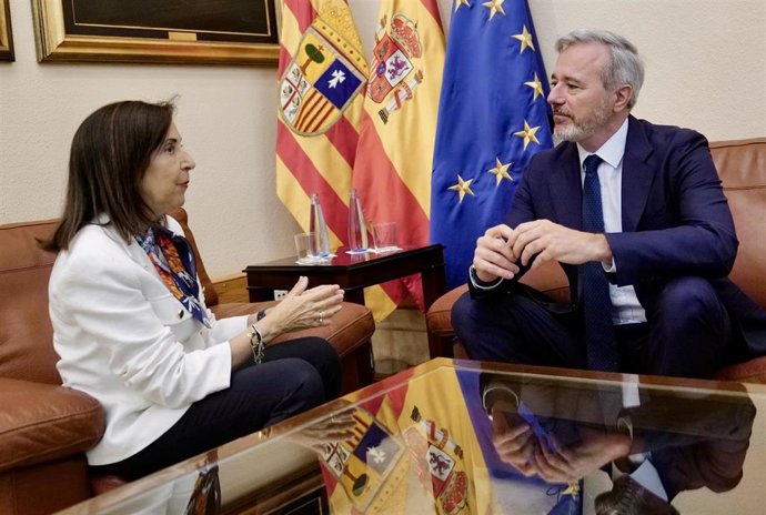La ministra Margarita Robles, junto al presidente de Aragón, Jorge Azcón, en un encuentro previo a la presentación del Hub de Defensa de Aragón.