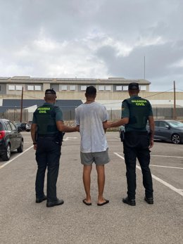 Detenido un hombre al que le enviaron un paquete con más de medio kilo de hachís en Ciutadella