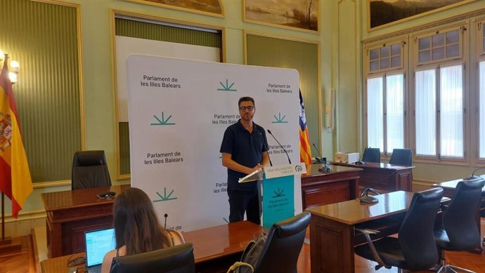 El portavoz del PP en el Parlament, Sebastià Sagreras, comparece en rueda de prensa.