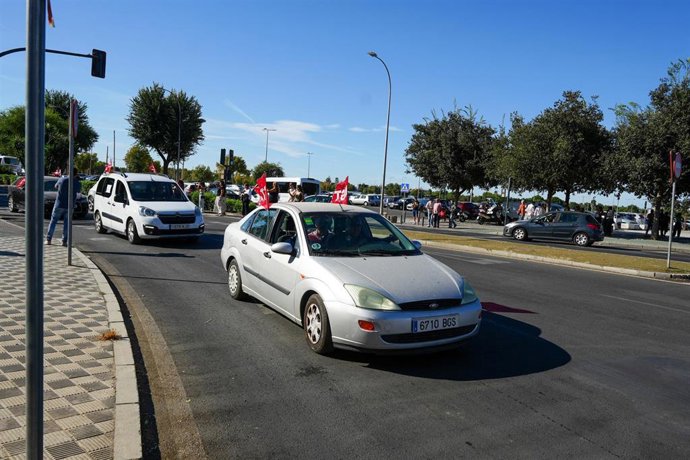 Imagen de la caravana de protesta de UGT-A y CCOO-A en Sevilla.