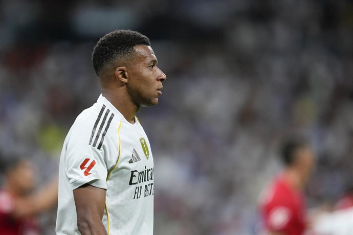 Kylian Mbappe, do Real Madrid CF, observa durante a partida de futebol da Liga Espanhola, LaLiga EA Sports, disputada entre o Real Madrid e o RCD Mallorca no estádio Santiago Bernabeu em 30 de agosto de 2025, em Madri, Espanha.
