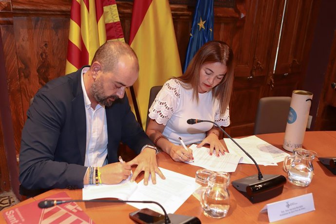 El diputat de la Diputació de Barcelona Xesco Gomar i l'alcaldessa de Sant Pere de Ribes, Ana Herrera