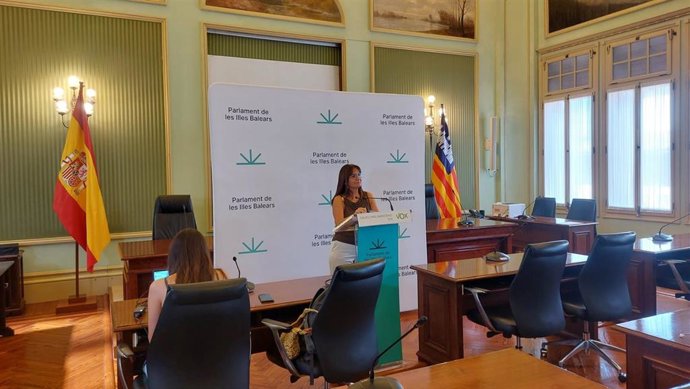 La portavoz de Vox en el Parlament, Manuela Cañadas, en sala de prensa.