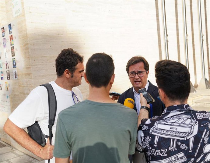 El alcalde de El Ejido (Almería), Francisco Góngora (PP), atiende a los medios.