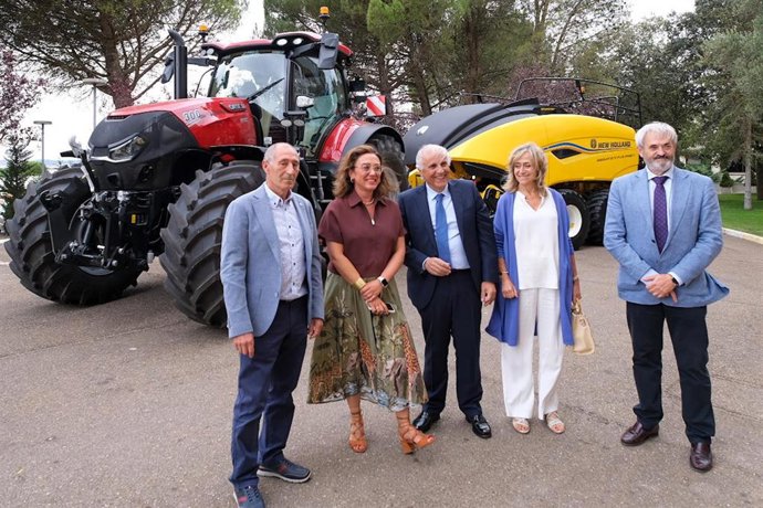 La consejera de Agricultura en Magaz de Pisuerga donde ha ofrecido los datos de la cosecha de cereal.
