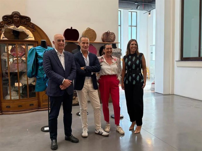 El diseñador de moda malagueño Rafael Urquizar y por la diputada de Desarrollo Económico Sostenible y responsable de Málaga de Moda, Esperanza González.