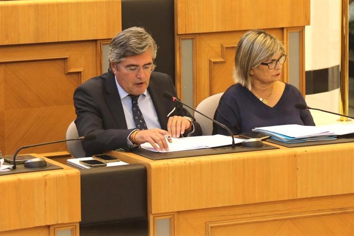 El diputado de Desarrollo Económico, Carlos Pastor (i), interviene en el pleno de septiembre de la Diputación de Alicante