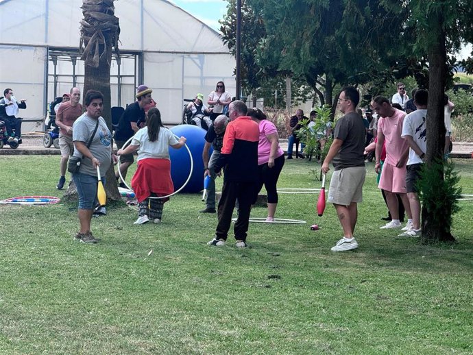 Usuarios de varios centros sociales de Mensajeros de la Paz disfrutan de una convivencia en Moraleja (Cáceres