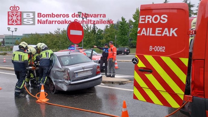 Los bomberos intervienen en unos de los coches implicados en el accidente.