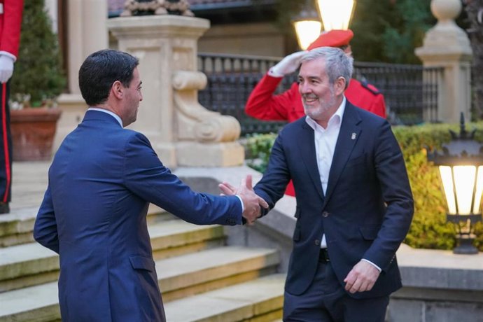 Archivo - El lehendakari, Imanol Pradales (i), se reúne con el presidente de Canarias, Fernando Clavijo (d), en el Palacio de Ajuria Enea