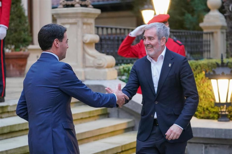 Archivo - El lehendakari, Imanol Pradales (i), se reúne con el presidente de Canarias, Fernando Clavijo (d), en el Palacio de Ajuria Enea