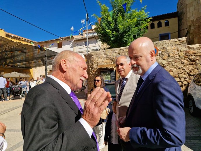 Archivo - El alcalde de Monterde, José Gracia Ruiz, a la izquierda.