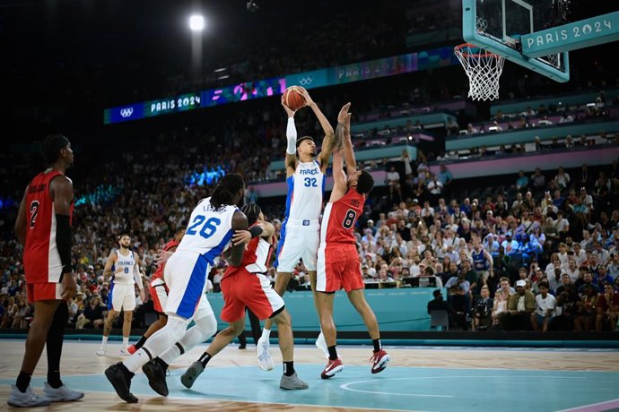 Archivo - Trey Lyles defendiendo a Victor Wenbanyama durante el Francia-Canadá de los Juegos Olímpicos de París de 2024