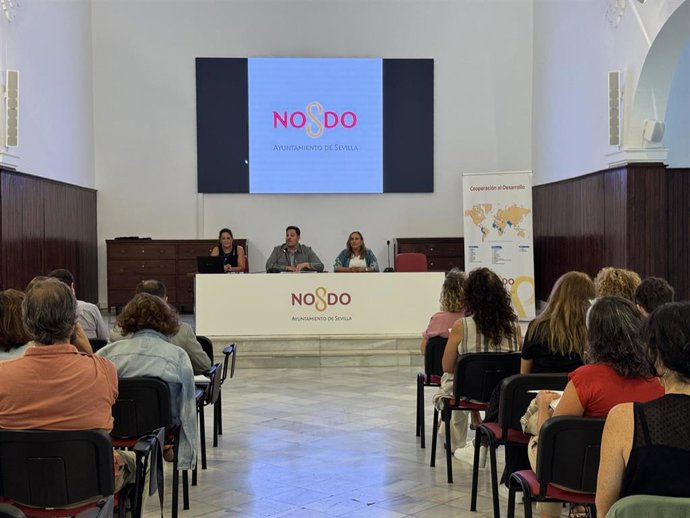 Desarrollo de la jornada con motivo del Día de la Persona Cooperante impulsada por el Ayuntamiento de Sevilla.