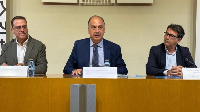 El conseller de Emergencias e Interior, Juan Carlos Valderrama (c), este miércoles en Sant Vicent del Raspeig (Alicante)