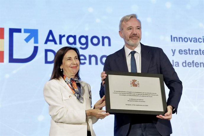 El presidente del Gobierno de Aragón, Jorge Azcón, ha recibido una placa de manos de la ministra de Defensa, Margarita Robles.