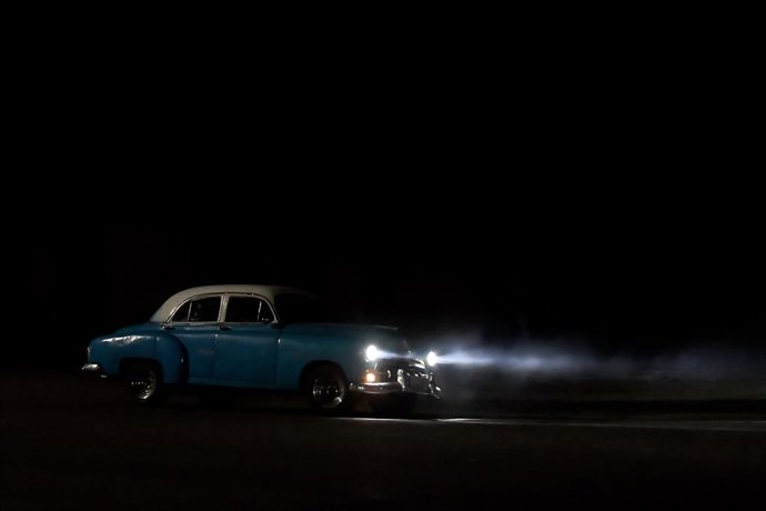 Archivo - HAVANA, 17 de fevereiro de 2025 -- Um carro antigo circula em uma avenida escura após uma queda de energia em Havana, Cuba, em 15 de fevereiro de 2025.   O Ministério do Trabalho e da Previdência Social de Cuba anunciou em 13 de fevereiro que, d
