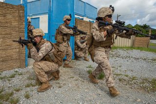 Imagen de archivo de varios efectivos del Cuerpo de Marines de Estados Unidos en una base militar estadounidense en Okinawa, Japón.