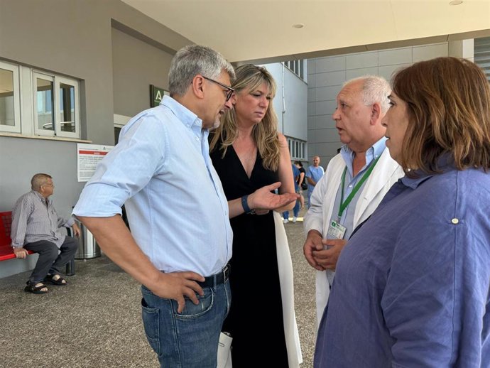 El secretario general del PSOE de Málaga y parlamentario andaluz, José Aguilar, junto a Carmen Martín y Estefaniía Martín Palop, en un encuentro con sanitarios del Clínico.