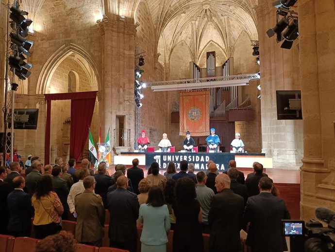Acto de apertura del curso 2025/2026 de la Universidad de Extremadura, que se ha celebrado en el complejo cultural San Francisco de Cáceres