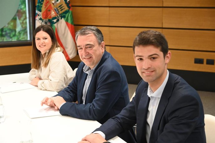 Archivo - El president de l'EBB, Aitor Esteban, i el portaveu del PNB al Parlament basc, Joseba Díez Antxustegi