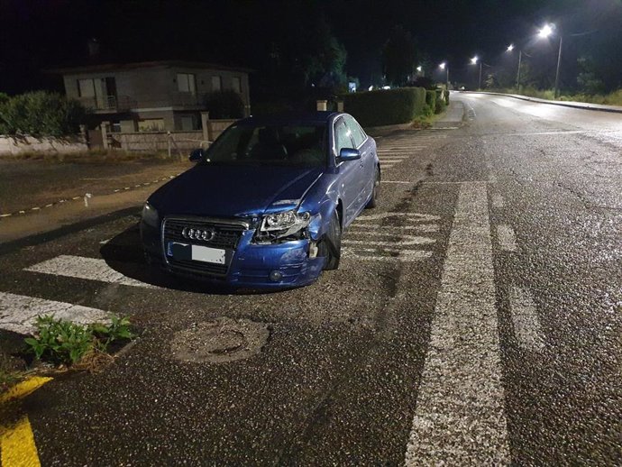 Detenido un conductor sin carné, que circulaba en un coche robado por O Porriño, y sobre el que pesaban una decena de órdenes de búsqueda y una de ingreso en prisión. La Policía lo vincula con varios robos con fuerza en comercios.