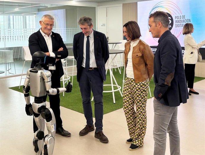 El vicepresidente Félix Taberna, Moisés Martín, Agurtzane Martínez y Luis Campos, durante la visita al Polo de Innovación Digital IRIS Navarra.