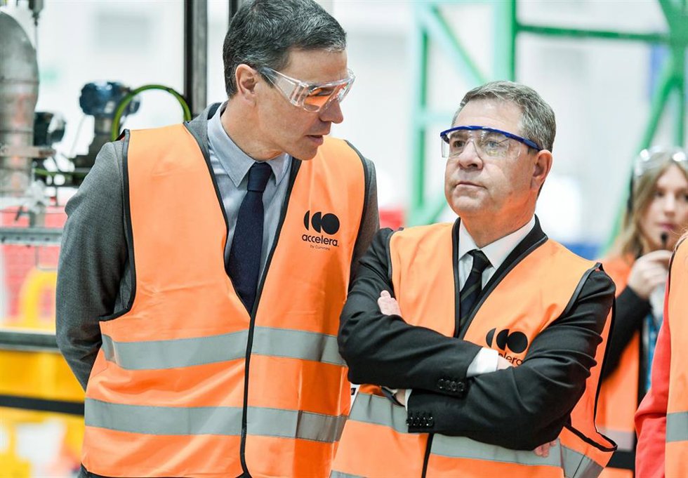 Archivo - (I-D) El presidente del Gobierno, Pedro Sánchez, junto al presidente de Castilla-La Mancha, Emiliano García-Page, visita la planta de fabricación de electrolizadores de Accelera by Cummins, a 18 de marzo de 2025, en Guadalajara, Castilla-La Ma