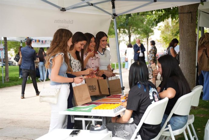 La USJ acoge a sus más de 900 nuevos alumnos de grado en el comienzo de su etapa universitaria.