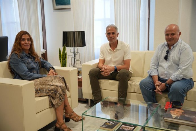 El diputado de Restaura, Saturnino Alcázar, acompañado y el gerente del organismo, Miguel Ángel Campos, se reúnen con la alcaldesa de Villanueva de la Serena, Ana Belén Fernández