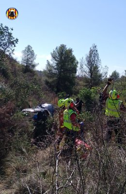 Dos heridos por politraumatismo al caer su coche 20 metros por un barranco en Tous (Valencia)