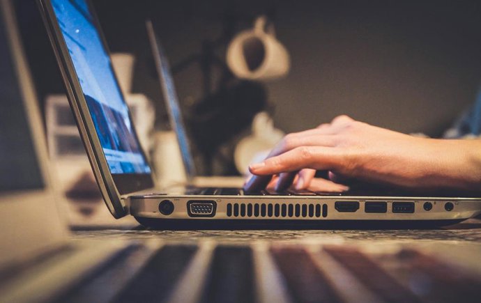Recurso de uma pessoa usando um laptop para navegar na Internet