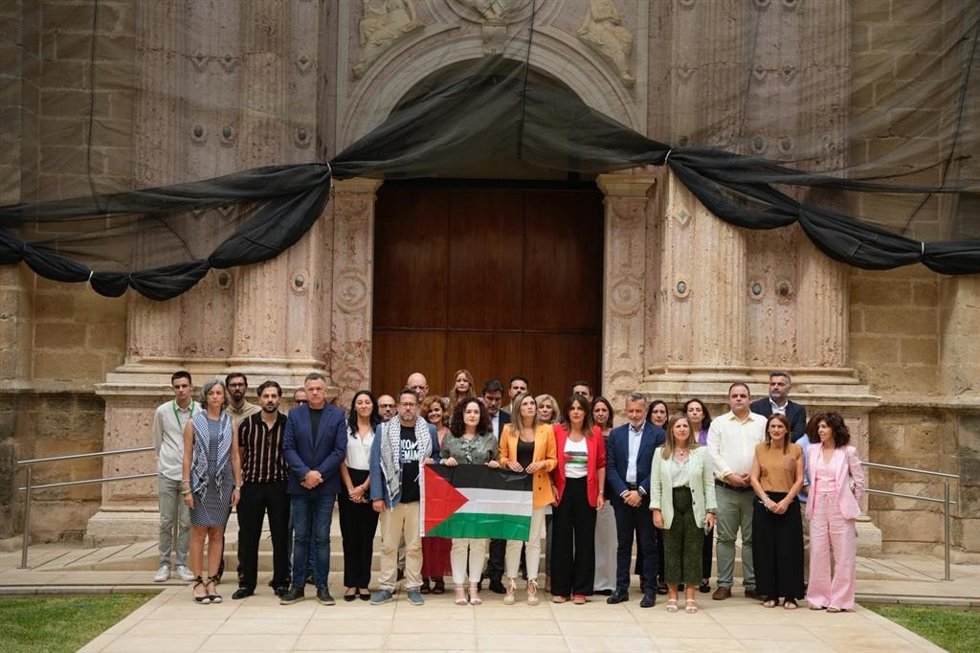 Parlamentarios de PSOE-A, Por Andalucía y Adelante Andalucía guardan un minuto de silencio con la bandera palestina a las puertas del Salón de Plenos