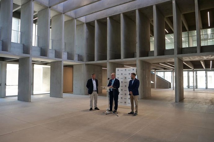 El rector, Teodomiro López, acompañado por el vicerrector de Infraestructuras, Salvador Merino, y por el decano del centro, Antonio Peláez, ha sido el encargado de ofrecer algunos detalles técnicos del nuevo inmueble.