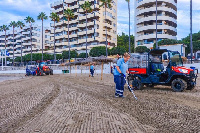 Marbella refuerza el mantenimiento de las playas con un nuevo plan de conservación y limpieza que incluye servicios estables todo el año y actuaciones de urgencia y que tendrá una duración de tres años prorrogables por dos más.