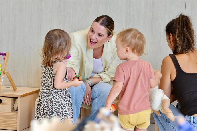 La presidenta del Govern, Marga Prohens, en la nueva escoleta de Sant Rafel