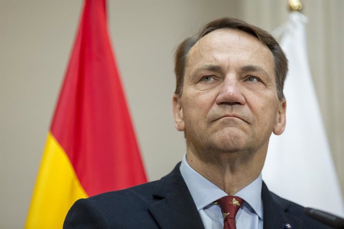 Archivo - 31 March 2025, Spain, Madrid: Radoslaw Sikorski, Polish Minister of Foreign Affairs, speaks to the press, during a meeting of foreign ministers of the G5+ forum to discuss European security and Ukraine, this time held at the Viana Palace, in cen