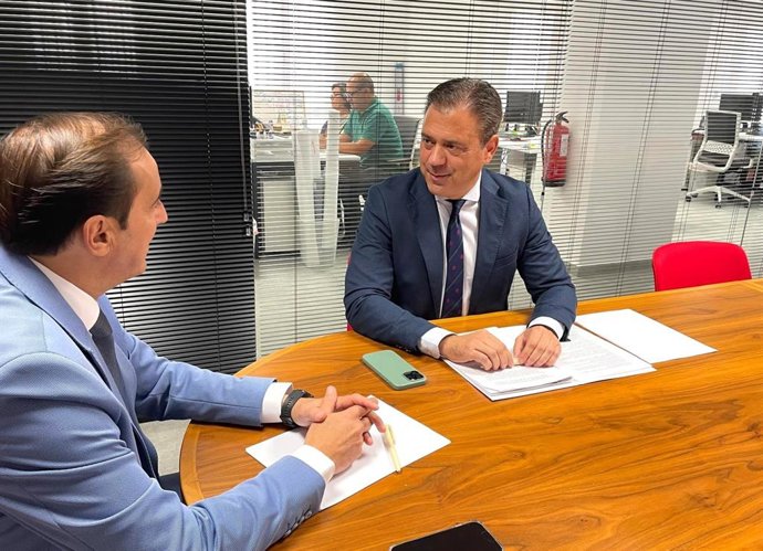 El consejero de Presidencia, Marcos Ortuño, en la reunión mantenida con el presidente de la Federación de Municipios, Víctor Manuel López