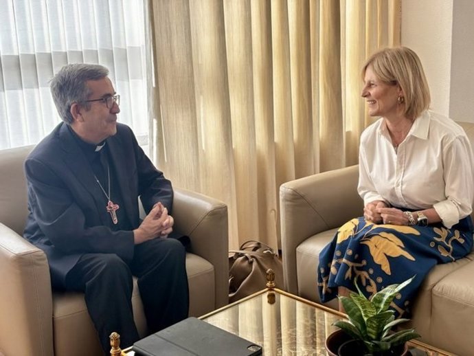 El presidente de la Conferencia Episcopal Española (CEE), Luis Argüello, y la presidenta de la Federación Española de Municipios y Provincias (FEMP), María José García-Pelayo, en la reunión de este miércoles.