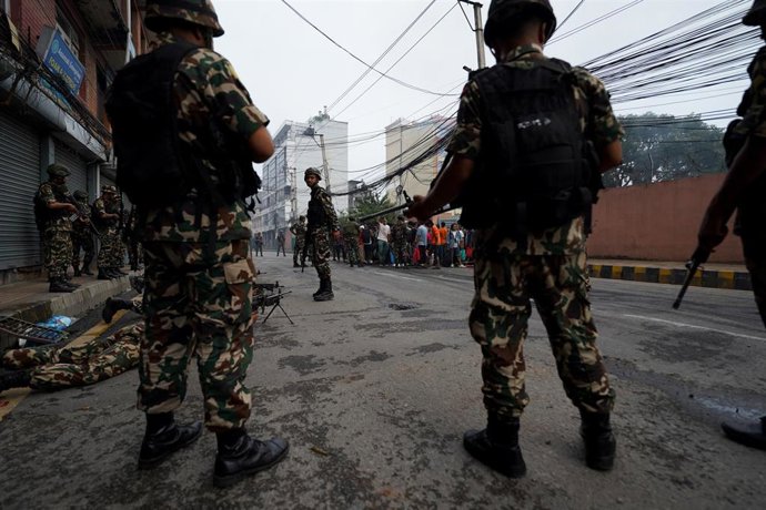 El Ejército de Nepal desplegado en una calle del país durante las protestas. 