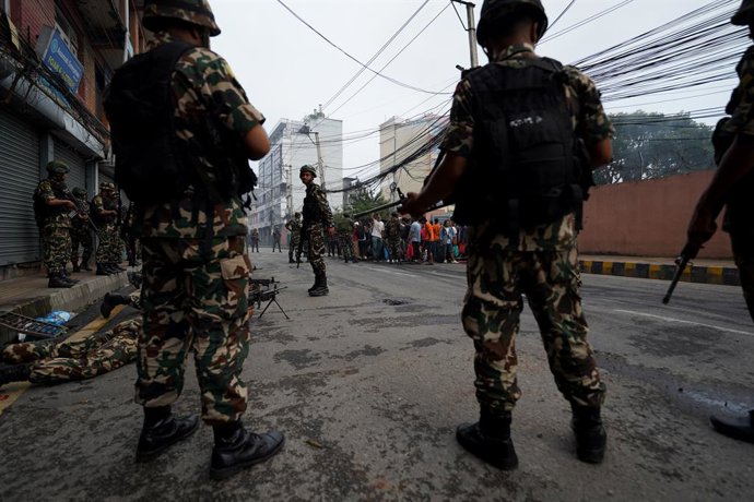 El Ejército de Nepal desplegado en una calle del país durante las protestas.