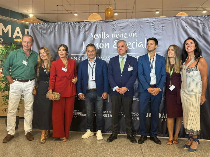Bertín Osborne, Raquel Revuelta, el alcalde de Sevilla, representantes de AENA y Enrique Tomás asisten a la inauguración del nuevo Food Market de la compañía